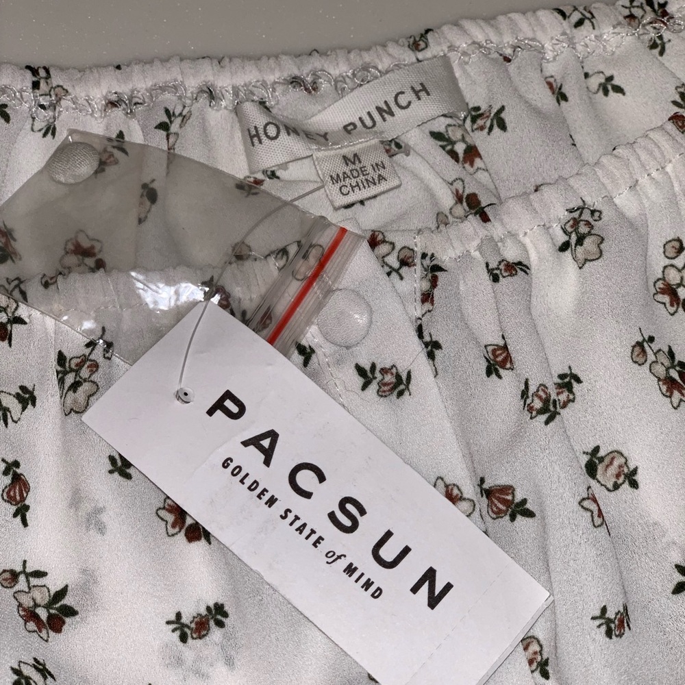 Super cute floral crop top. Perfect for summer.